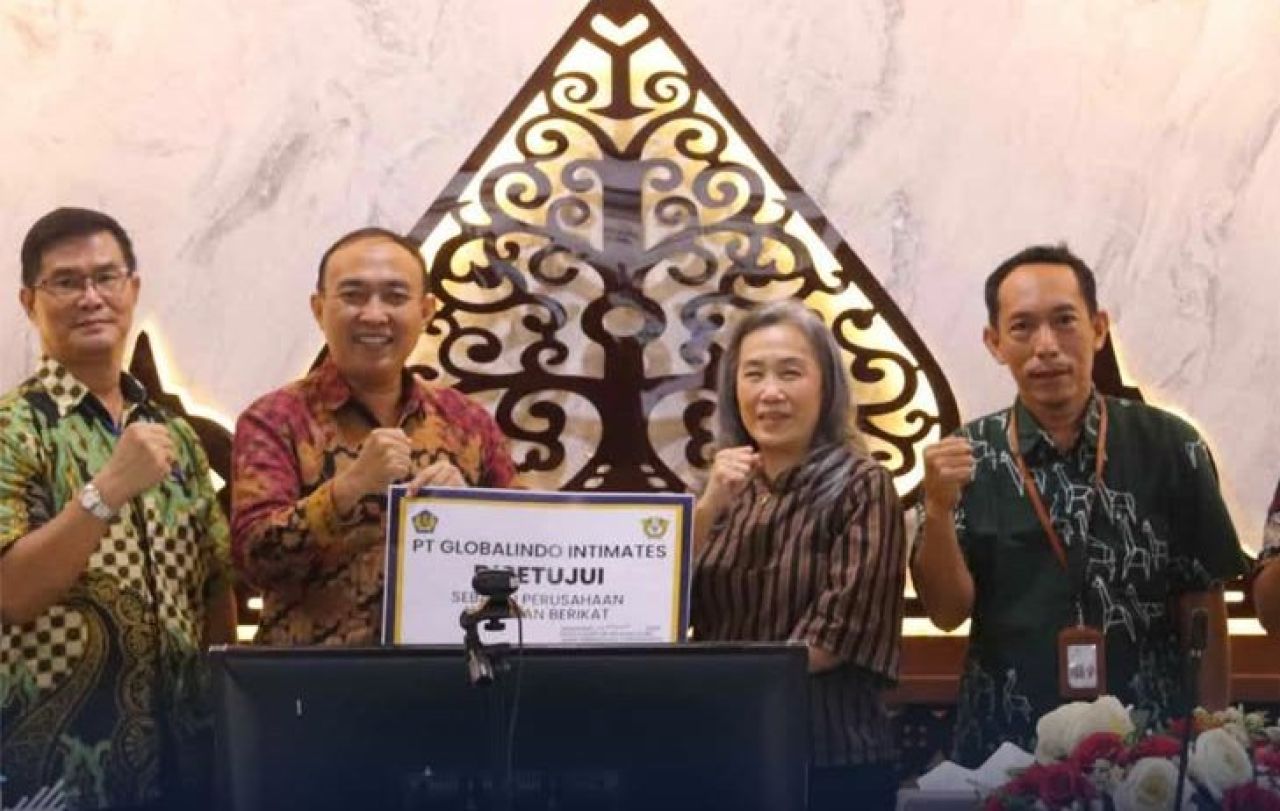 Penyerahan sertifikat Kawasan Berikat ke PT Globalindo Intimates