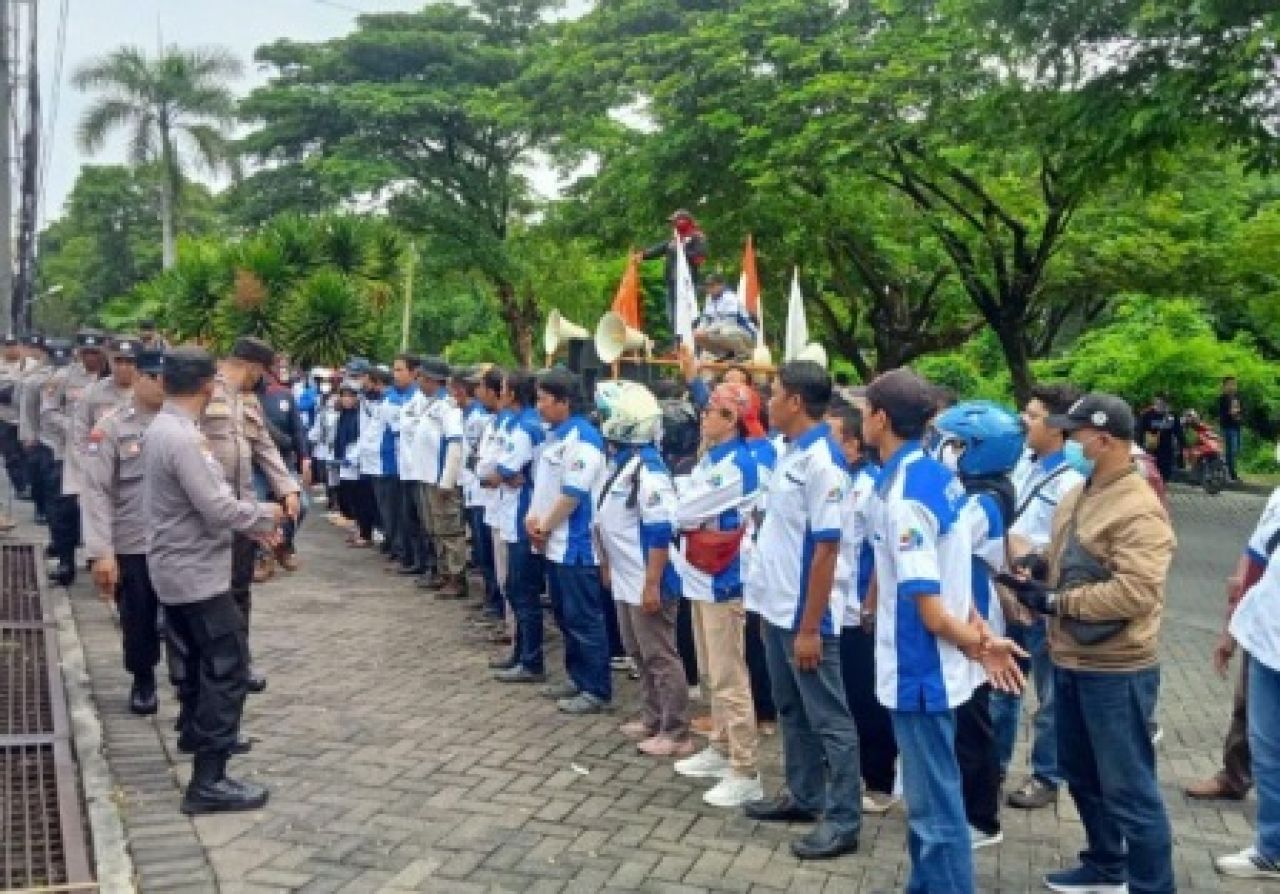 Buruh  PT Kelola Mina Laut