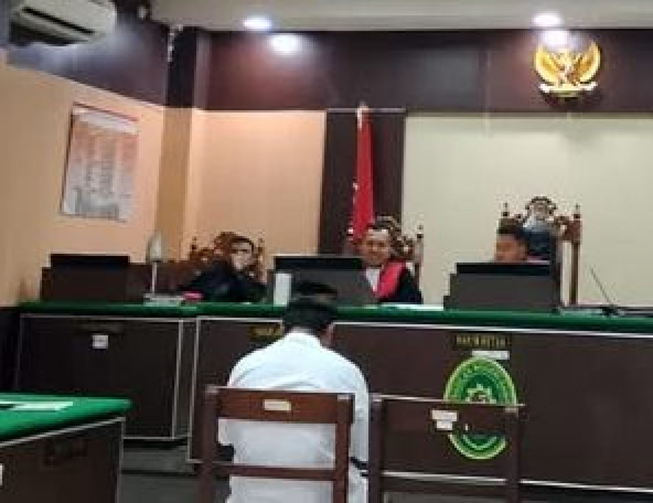 Sidang vonis terdakwa pengedar rokok ilegal di Pengadilan Negeri Sampang