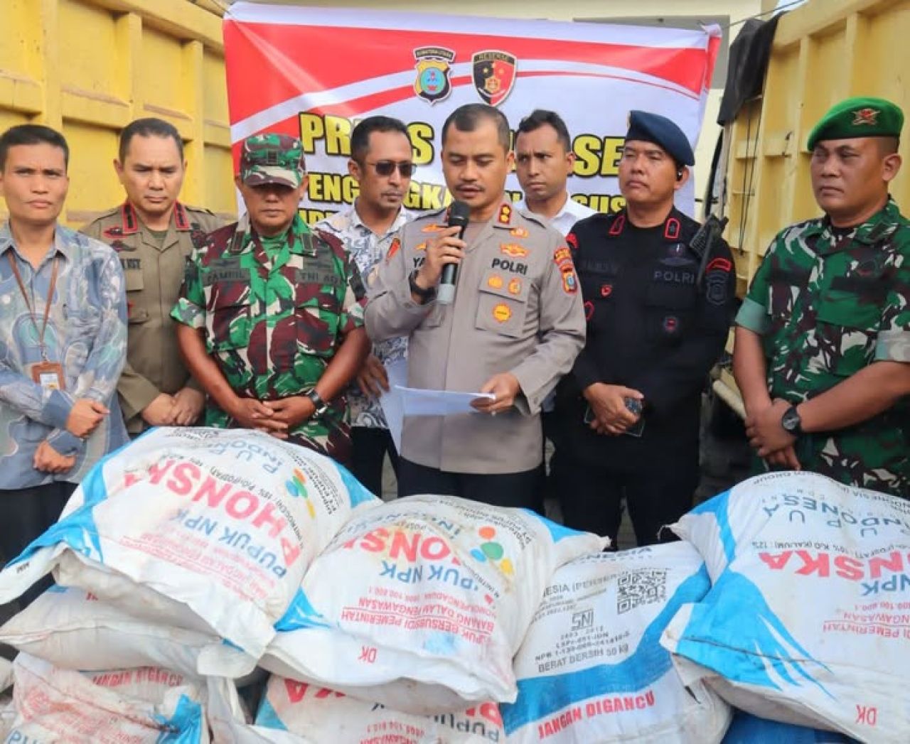 Konferensi pers kasus penyelewengan pupuk subsidi