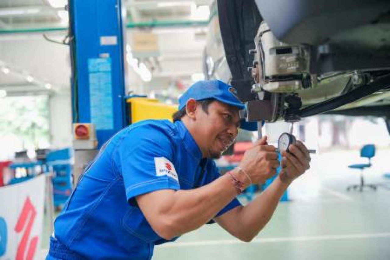 Teknisi bengkel resmi Suzuki