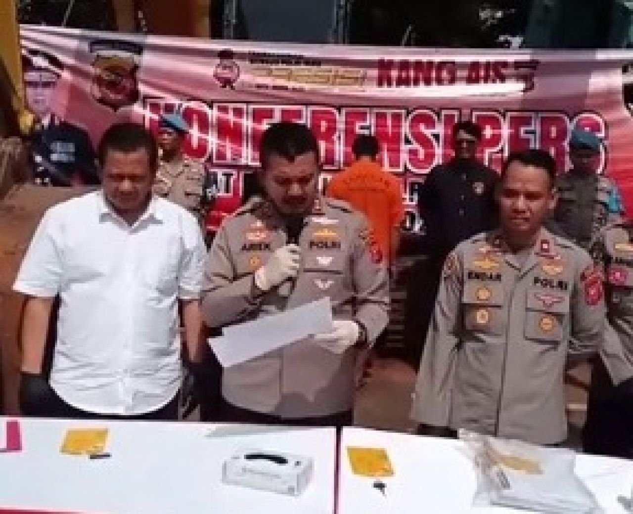 Kapolres Subang, AKBP Ariek Indra Sentanu konpers kasus tambang ilegal