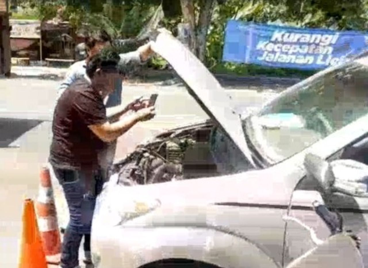 Oknum Debt Collector saat membuka kap mobil EW
