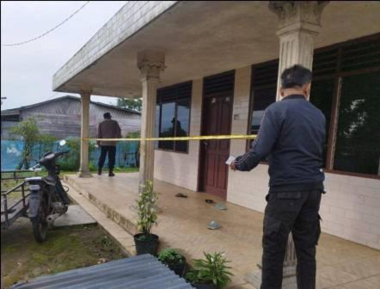 Petugas memasang police line di lokasi pembunuhan