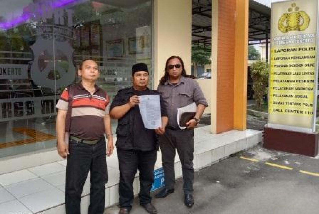 Ebit Widiantoro (tengah) didampingi Kuasa Hukumnya