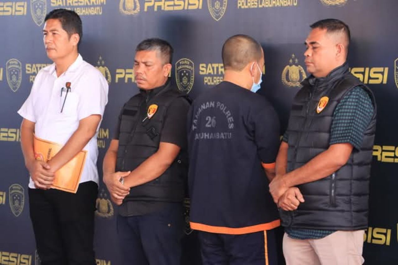 Kepala Desa Sipare-pare Tengah (menghadap ke kebelakang)