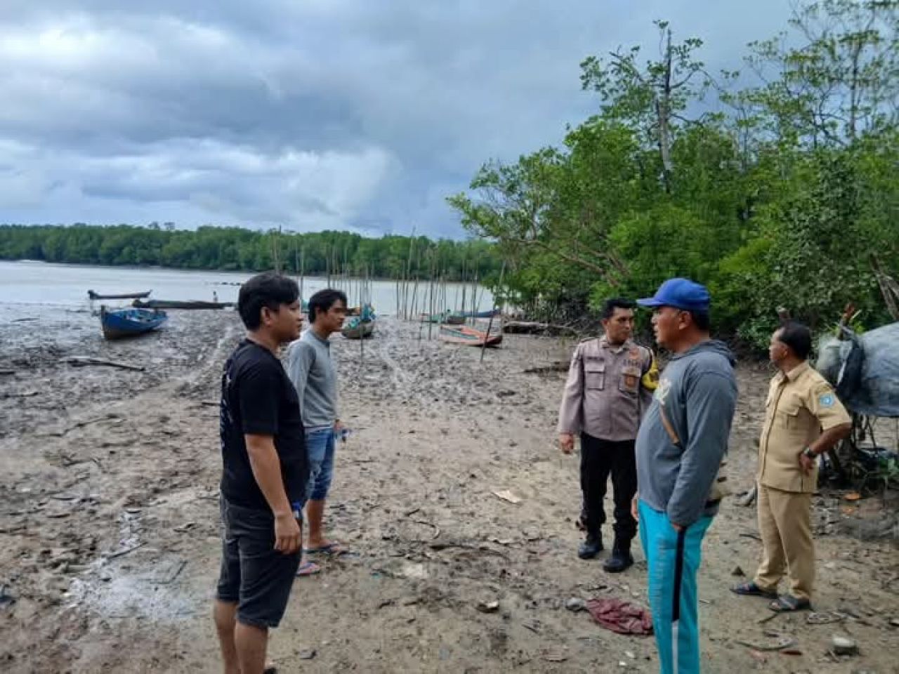 Personil Polsek Jebus bersama pihak terkait grebek lokasi tambang ilegal