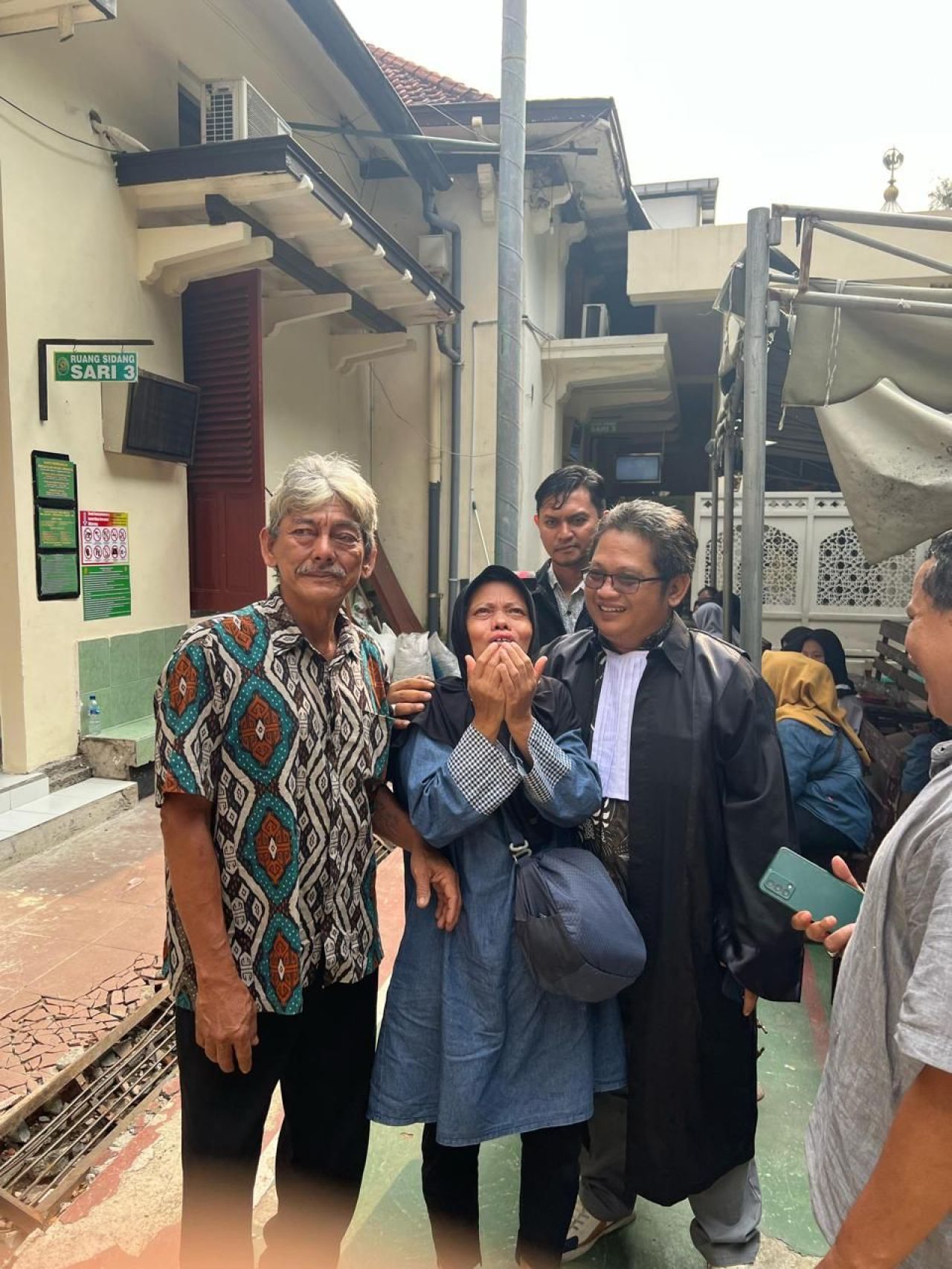 2 Terdakwa sujud syukur setelah putusan