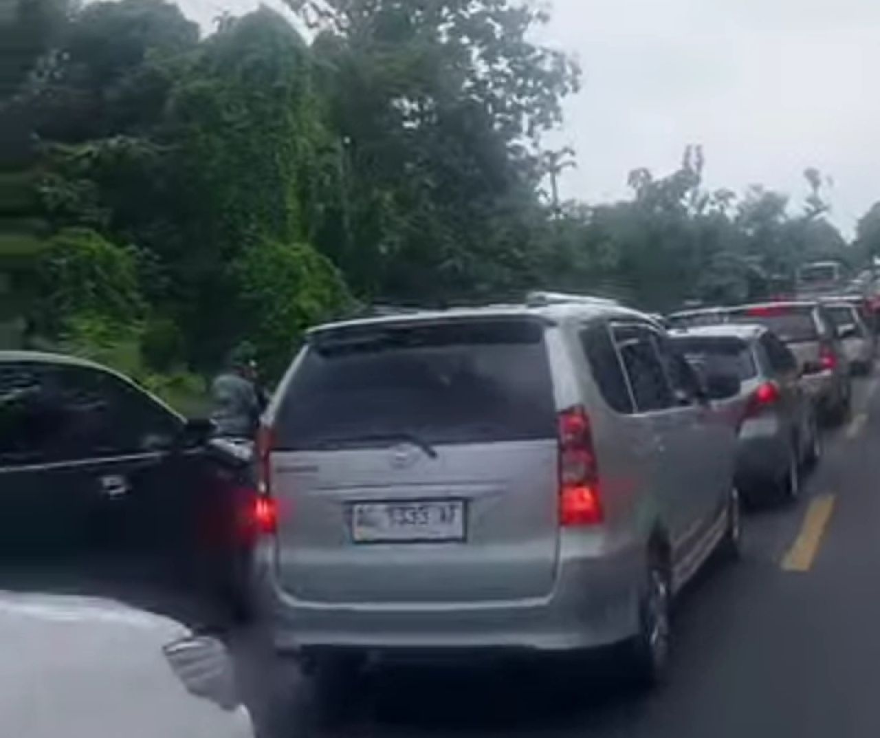 Macet panjang di Jalan Raya Tanah Merah