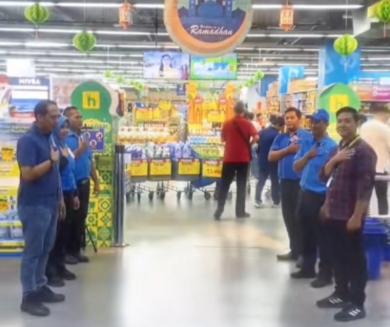Manajemen dan staf Hypermart Pakuwon Mal Surabaya
