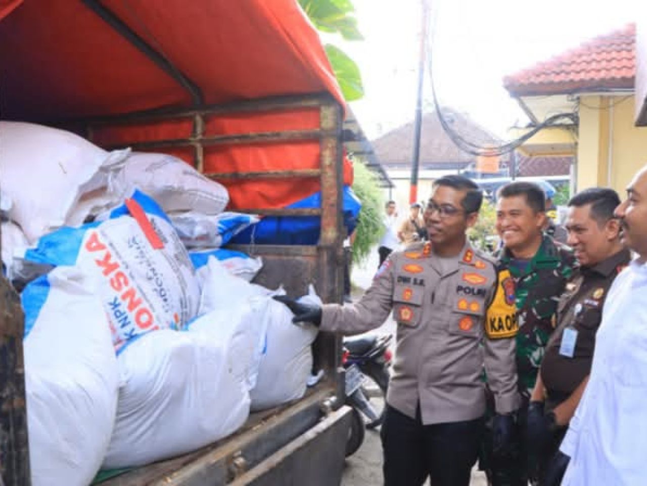 Kapolres Ngawi menunjukkan truk bermuatan pupuk subsidi