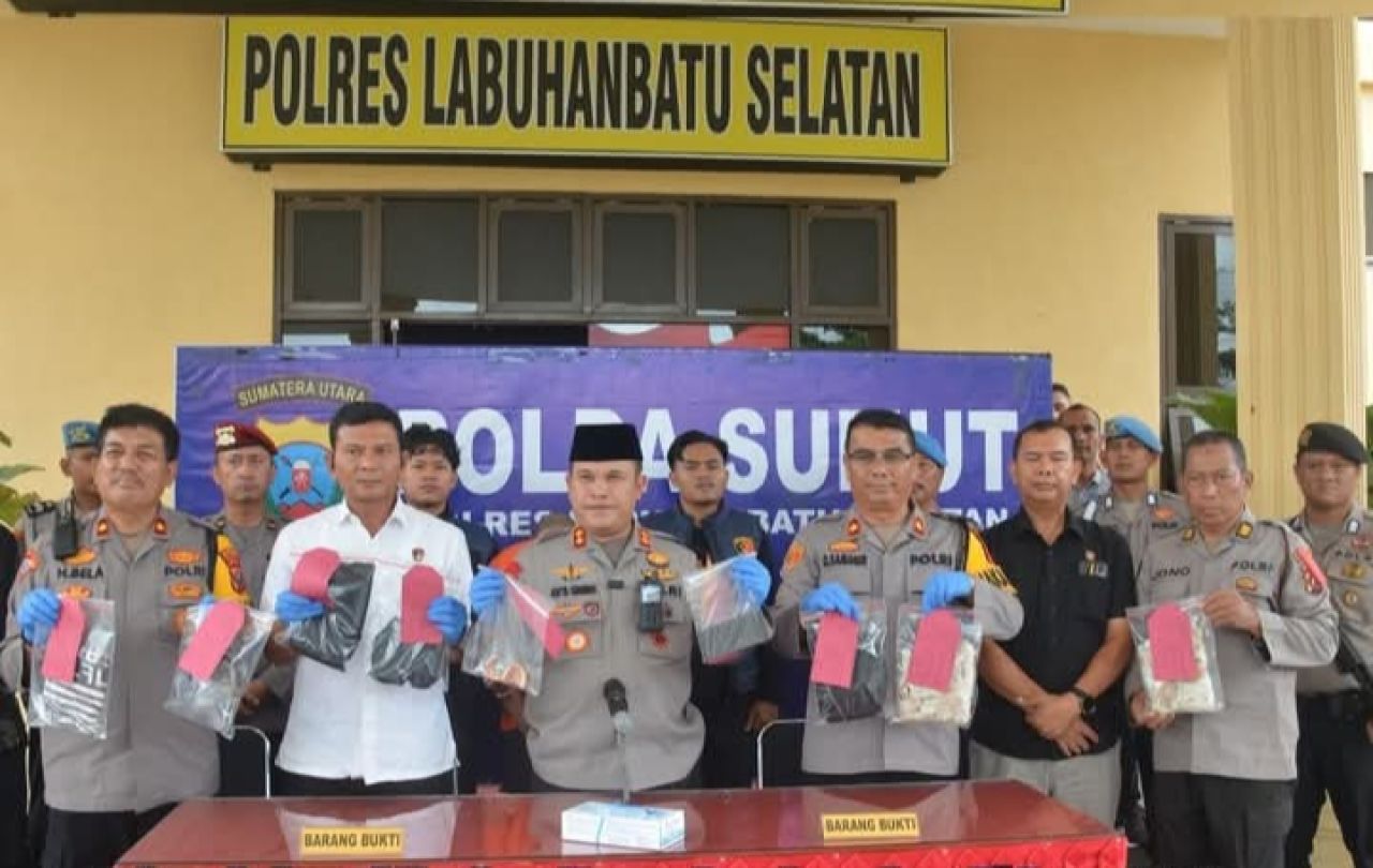Kapolres Labuhanbatu Selatan, AKBP Aditya S.P. Sembiring Muham saat konpers