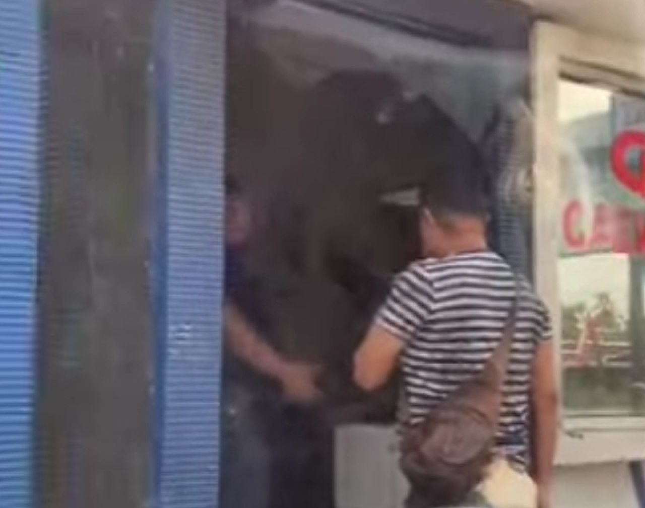 Ketegangan antara oknum Debt Collector dengan Ebit di Pos Lantas Mertex