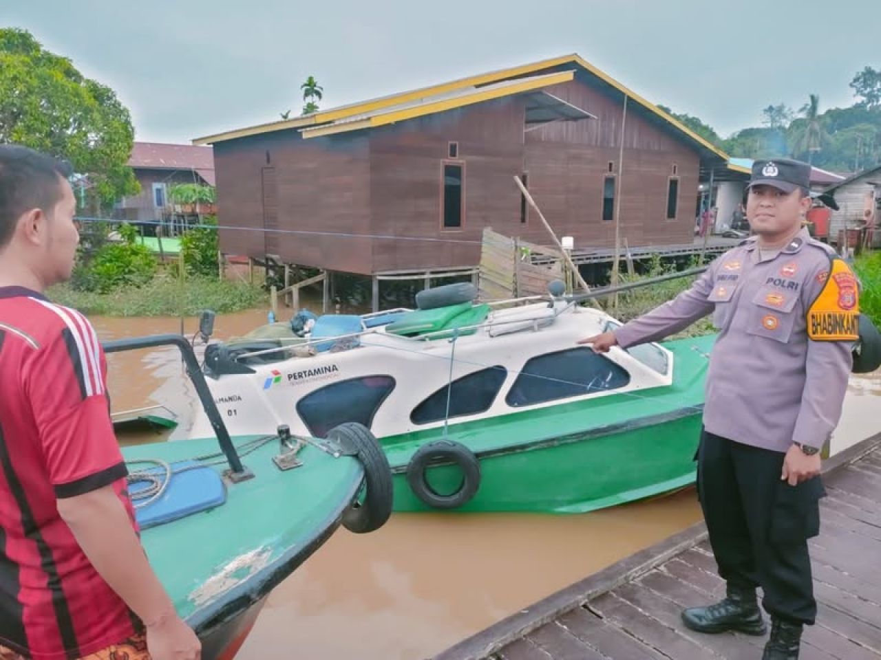 Kapal ponton bermuatan batu bara menabrak rumah dan speed boat