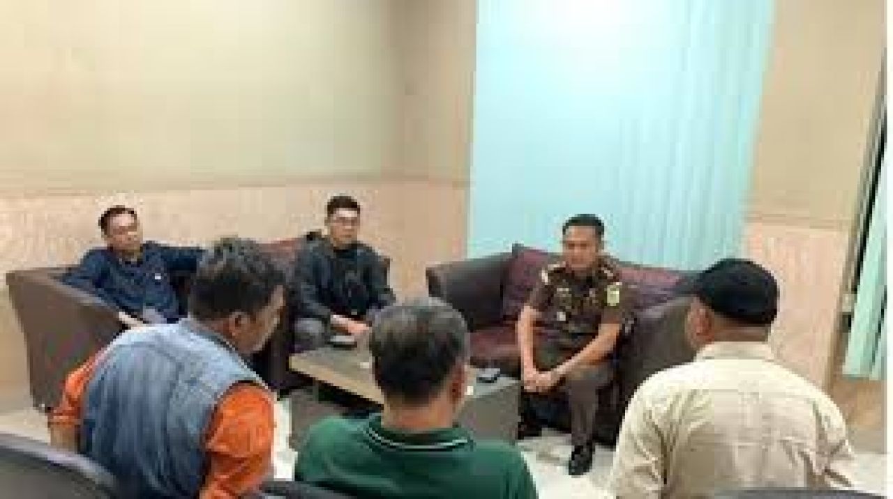 2 orang yang mengaku LSM dan wartawan saat diinterogasi Jaksa