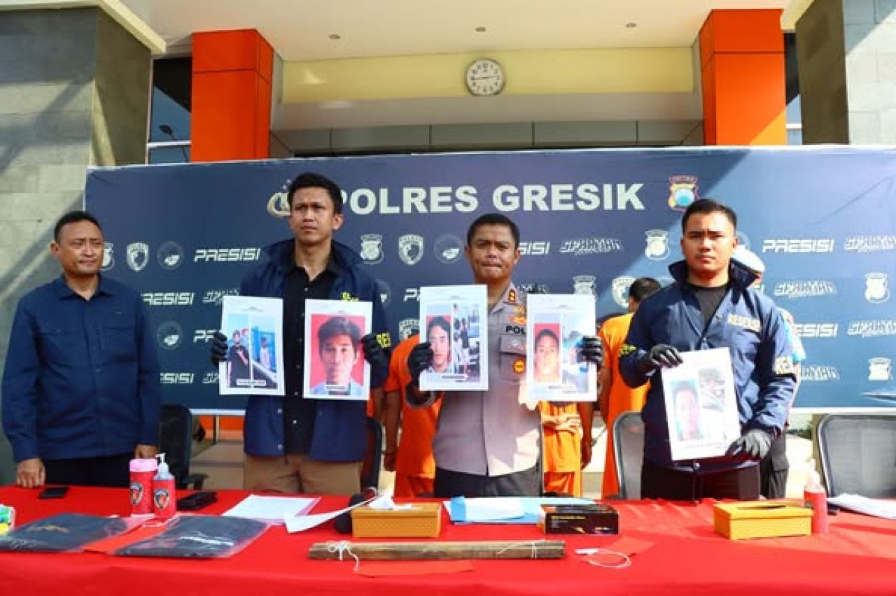 Kapolres Gresik dan jajaran saat konpers