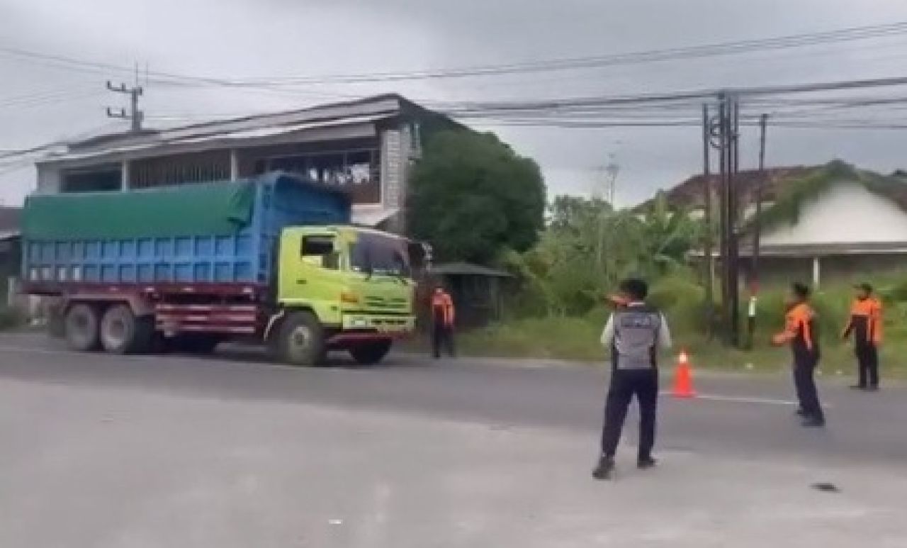 Penertiban truk untuk masuk area Parkir Ngawen Sidayu