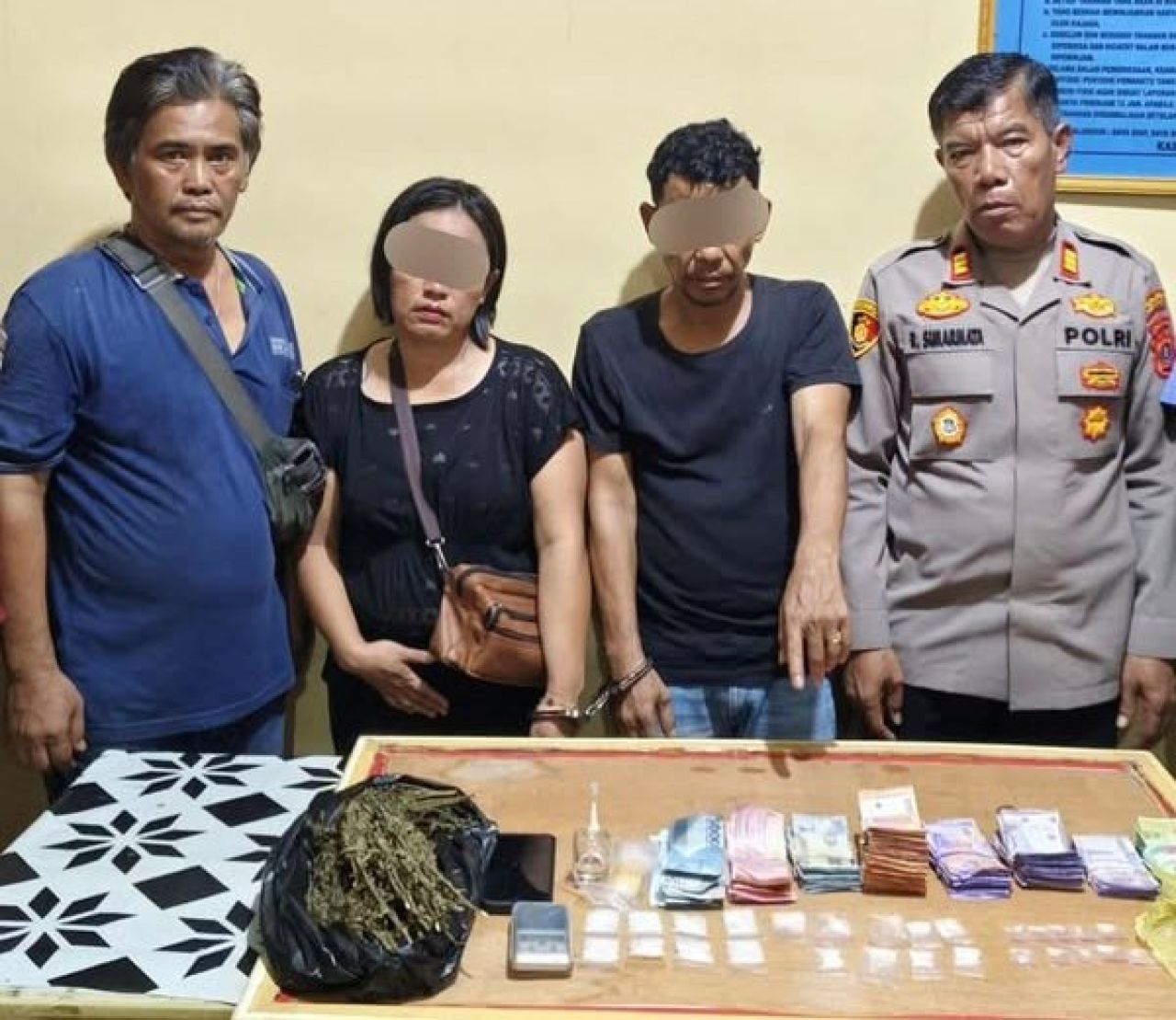 Tersangka BVS alias Pak Anggra dan EJF beserta barang bukti