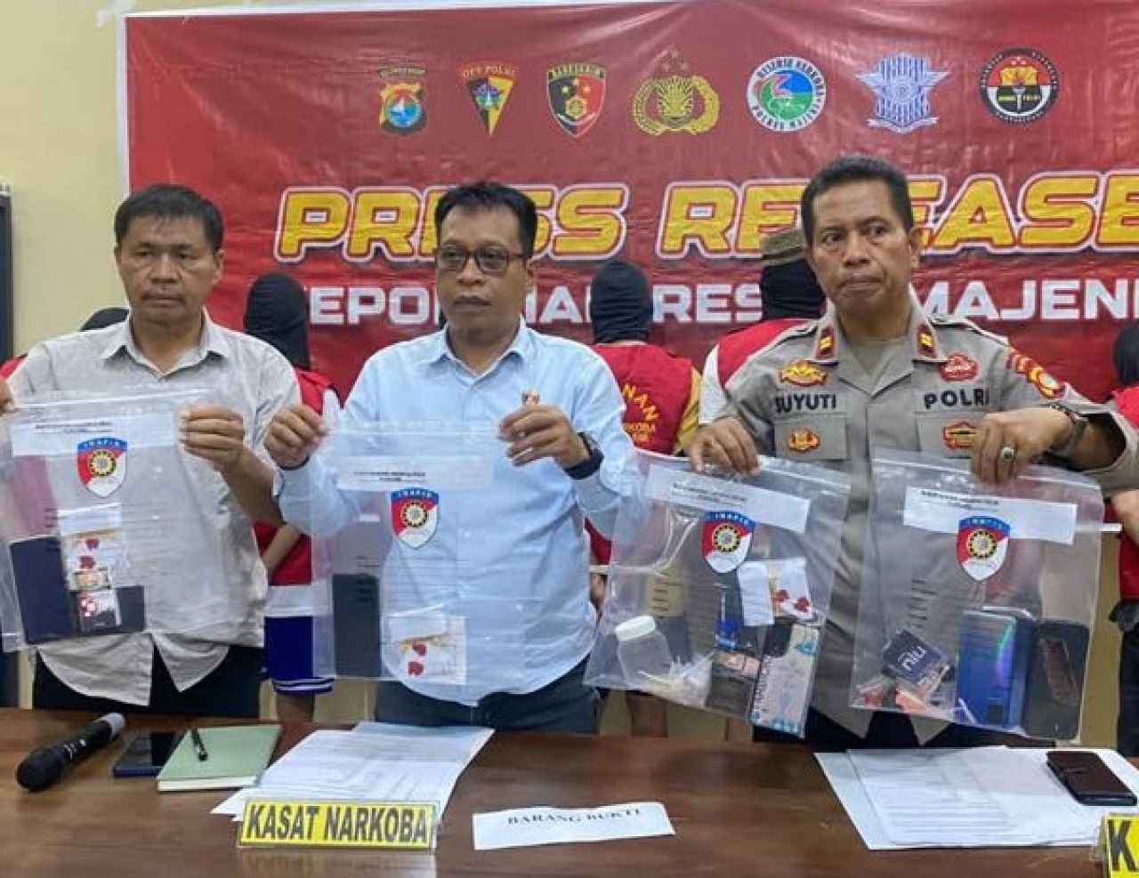 Kasat Resnarkoba Polres Majene, Iptu Japaruddin, didampingi Kasi Humas Polres Majene, Iptu Suyuti, dalam konferensi pers