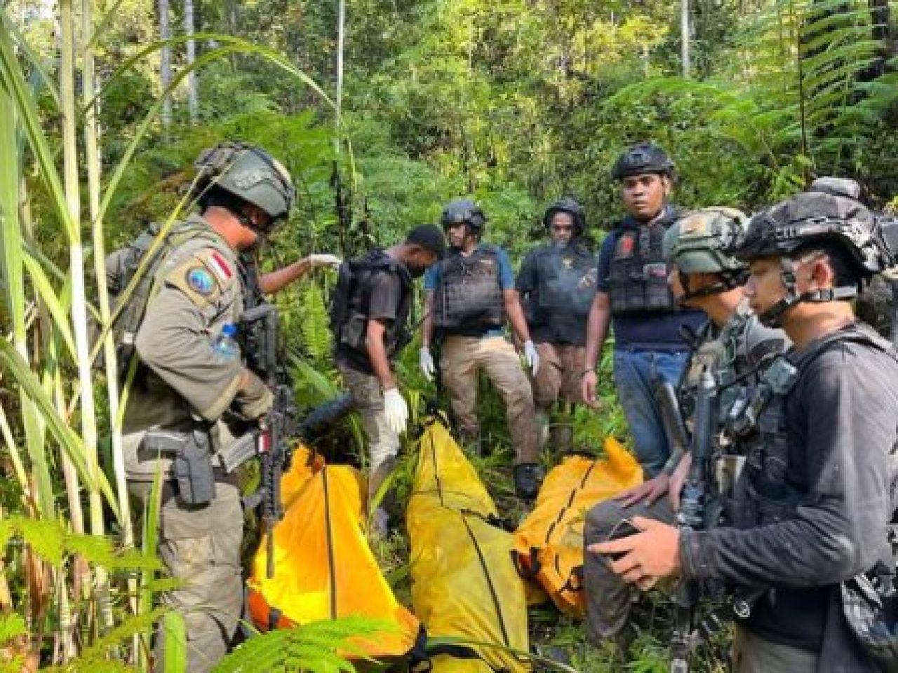 Proses evakuasi korban Kelompok Kriminal Bersenjata