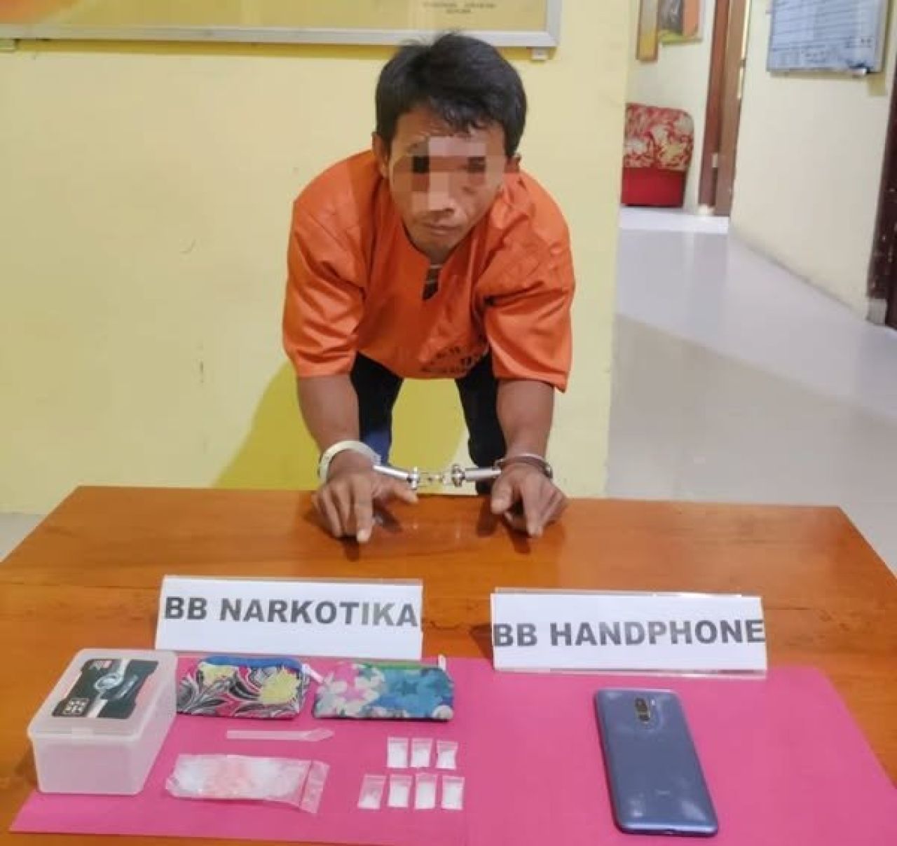 Alwi dan barang bukti sabu