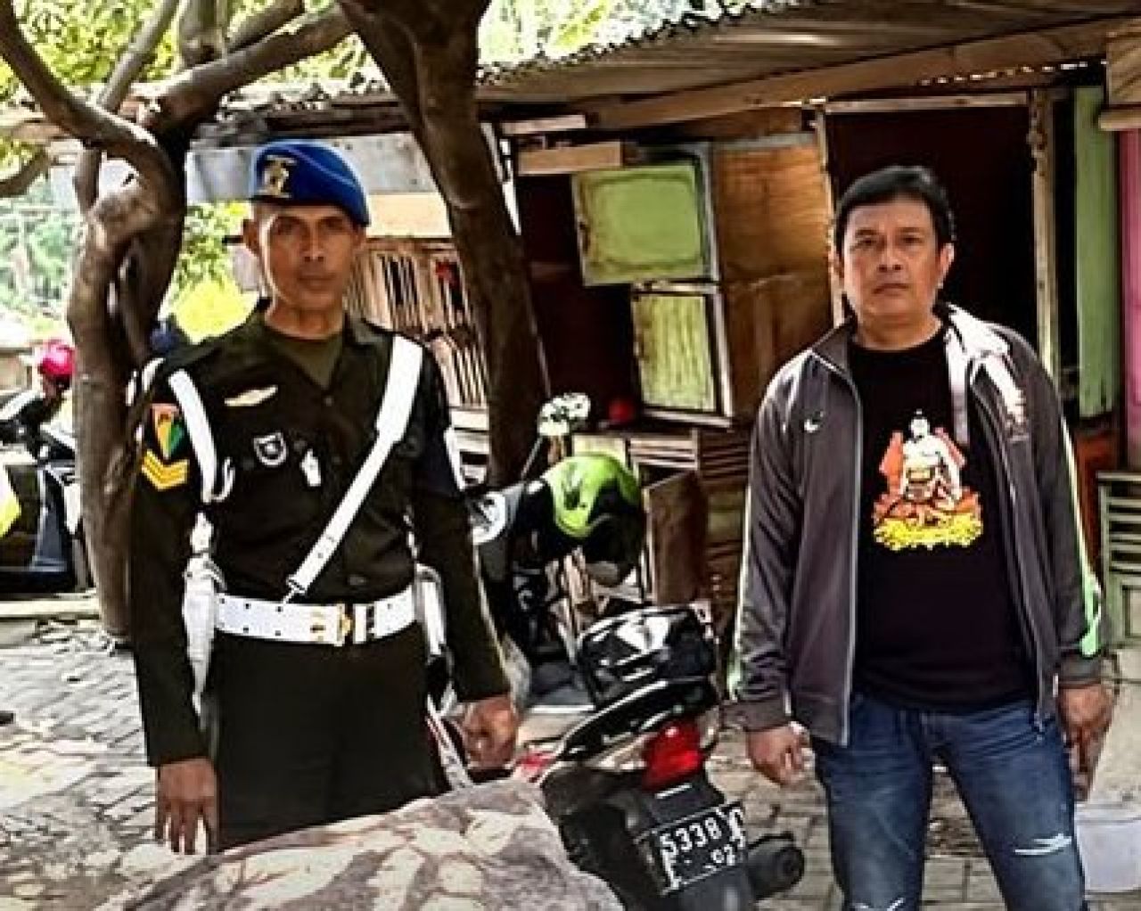 Personil Polsek Kebomas dan TNI saat grebek lokasi sabung ayam
