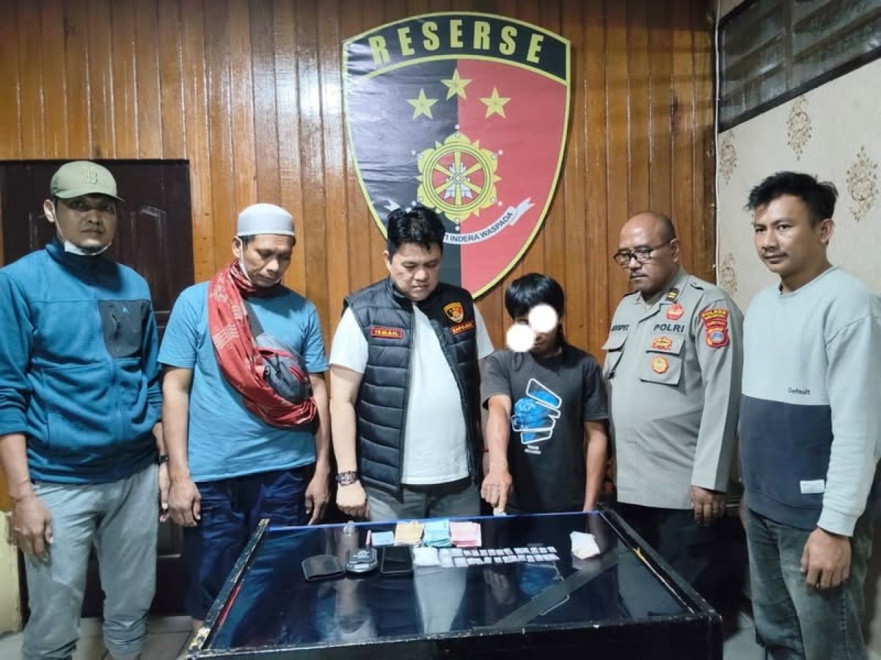 Feri menunjukkan barang bukti narkoba