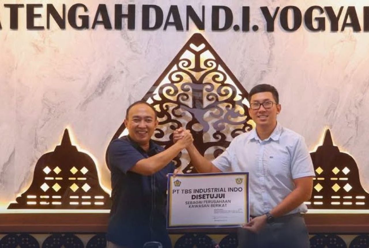 Perwakilan PT TBS Industrial Indo menerima surat izin fasilitas Beriikat