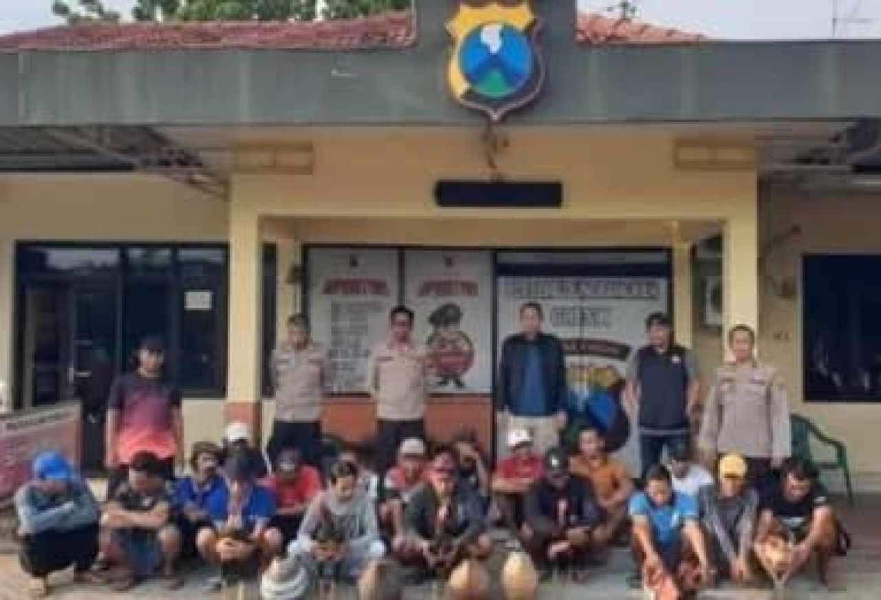 Teruga pelaku dan barang bukti di Polsek Ujungpangkah