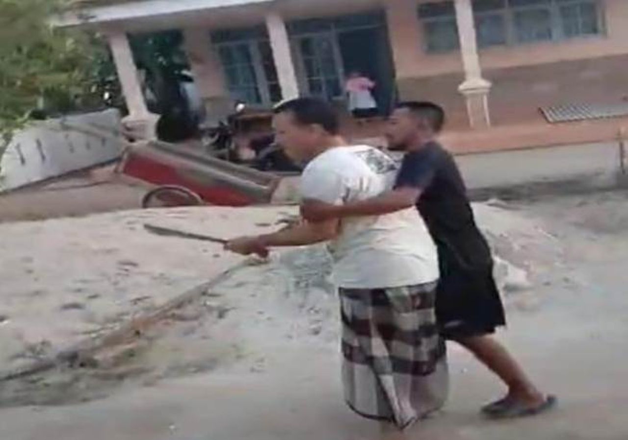 Sayyid Idrus bawa parang hendak membunuh H dan anak-anaknya, untuk dicegat warga