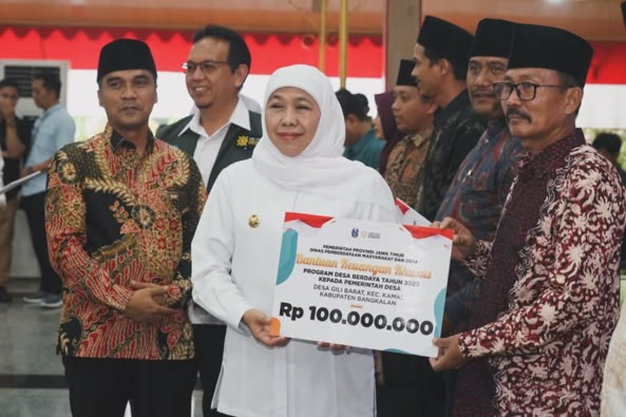 Khofifah Indar Parawansa menyerahkan bantuan sosial dan Bantuan Keuangan Khusus