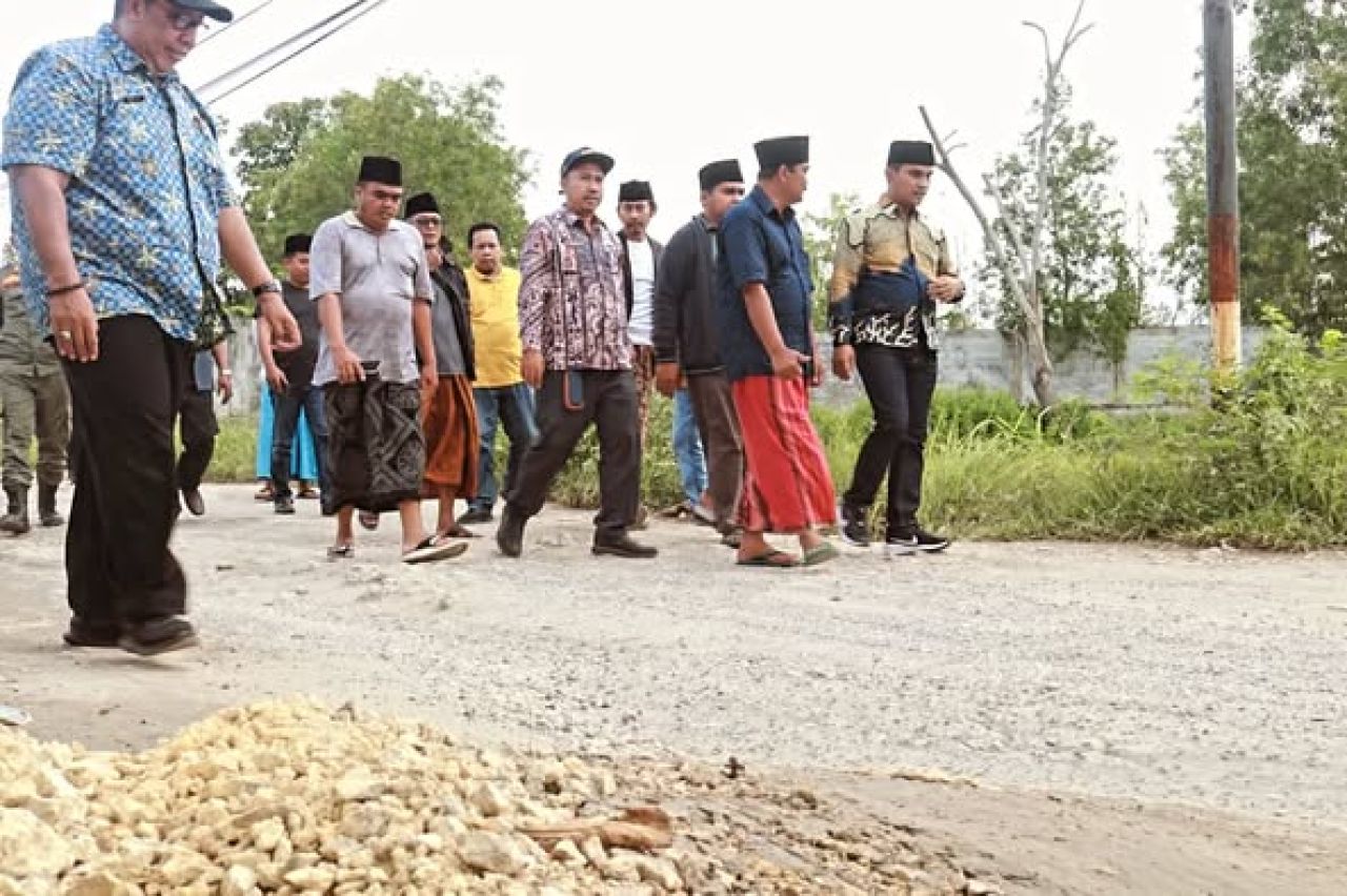 Bupati Bangkalan dan jajaran meninjau lokasi perbaikan jalan