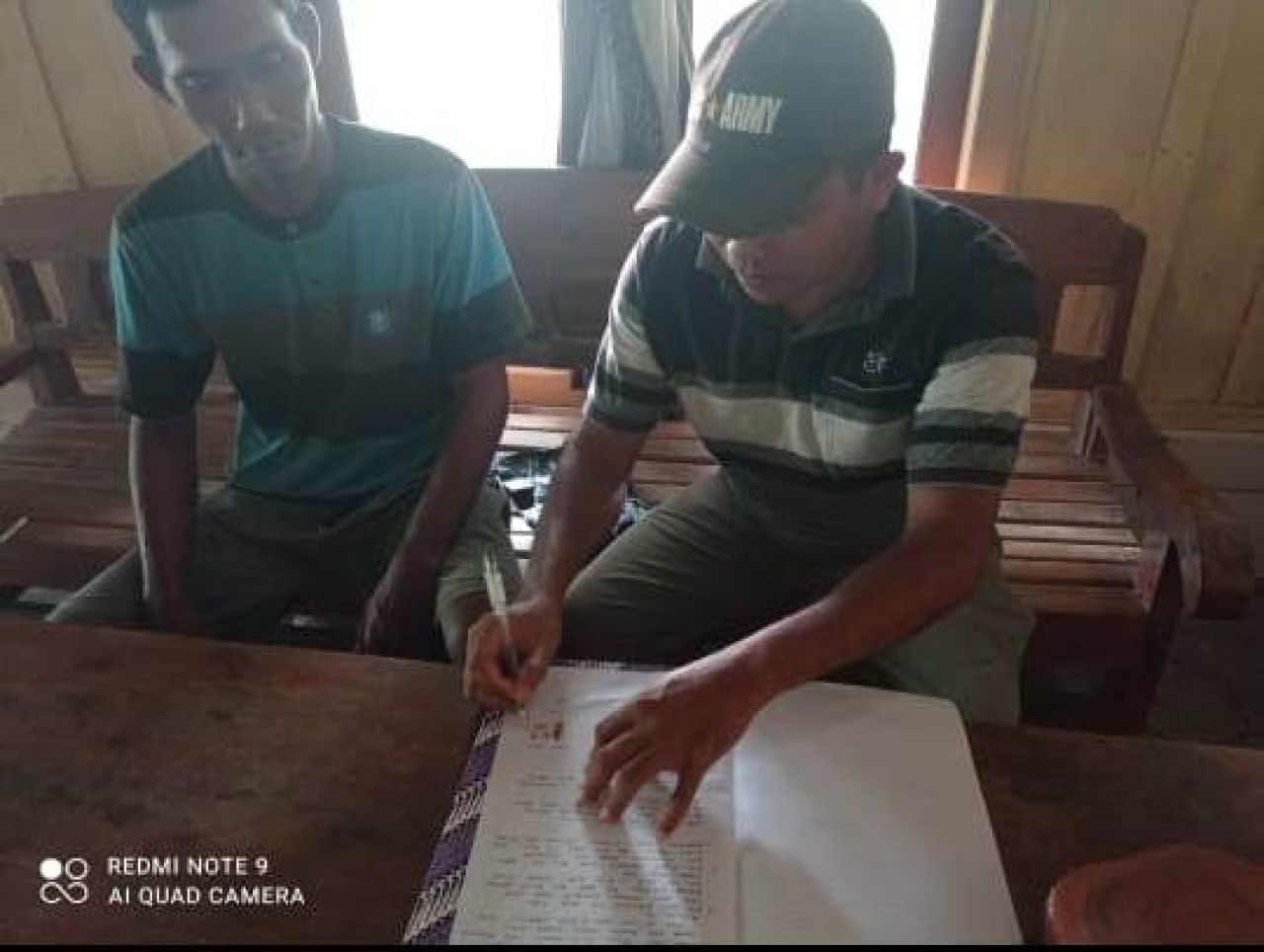 Penandatanganan perjanian hutang piutang antara Sumari dan Sholekan