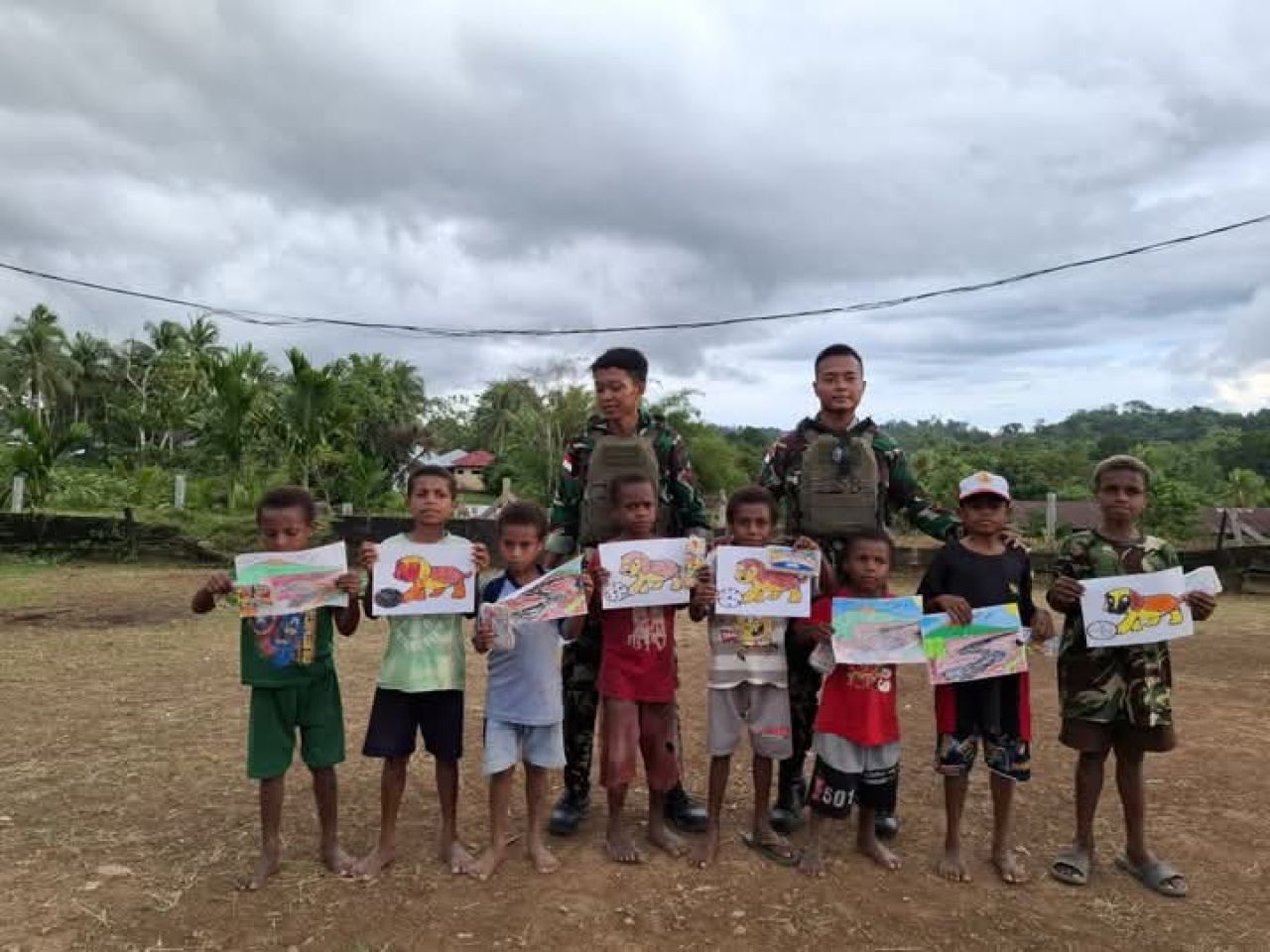 Kegiatan menggambar dan mewarnai bersama anak-anak kecil