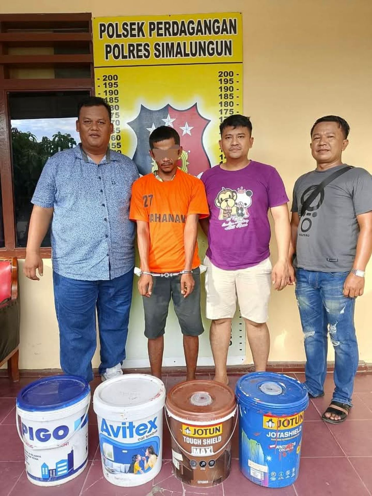 Pelaku pencurian cat (baju orens) dan barang buktinya