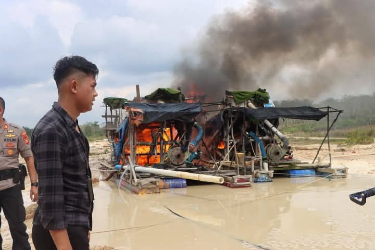 Rakit tambang emas dibakar