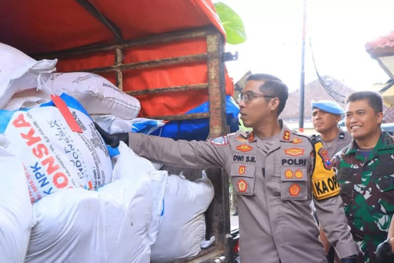 Kapolres Ngawi saat mengecek pupuk subsidi