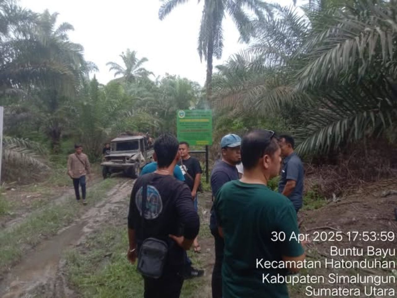 Konflik penutupan jalur pengangkutan sawit di Hatonduhan