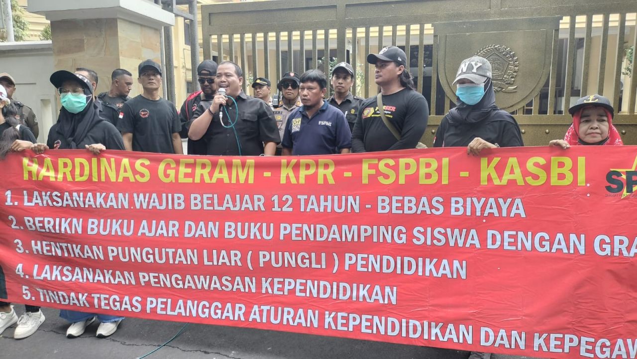 Aksi demo di depan kantor DPRD Gresik