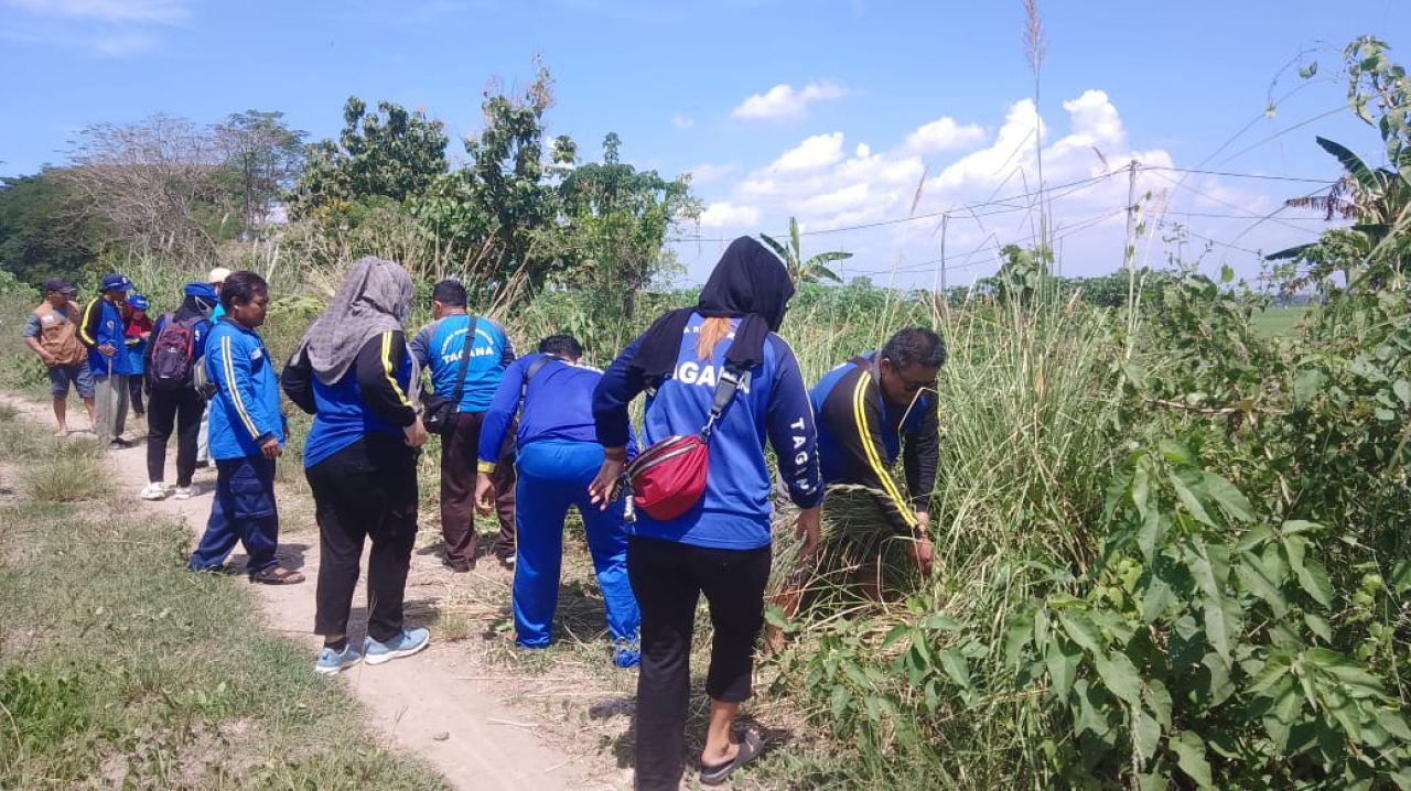 Personil Tagana Kabupaten Madiun tanam pohon