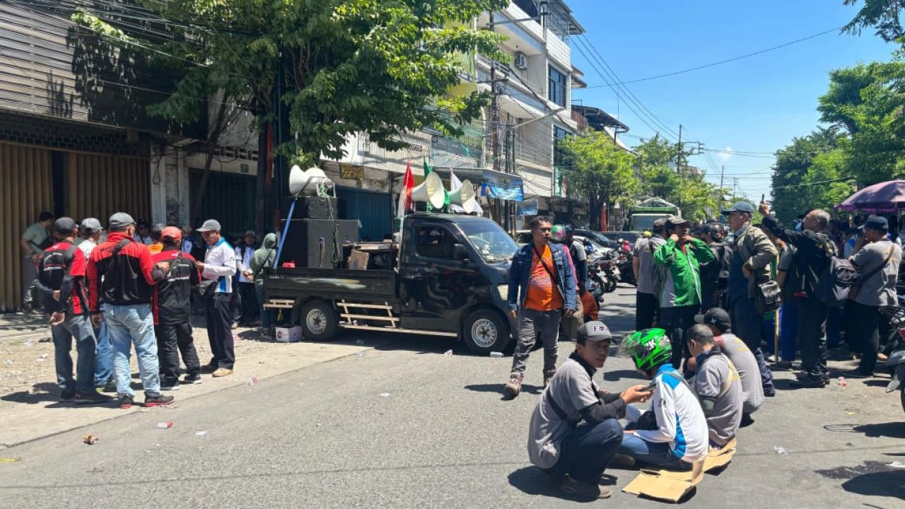 Karyawan menggelar demo di depan Kantor PT. Pakerin di Jalan Kertopaten, Surabaya