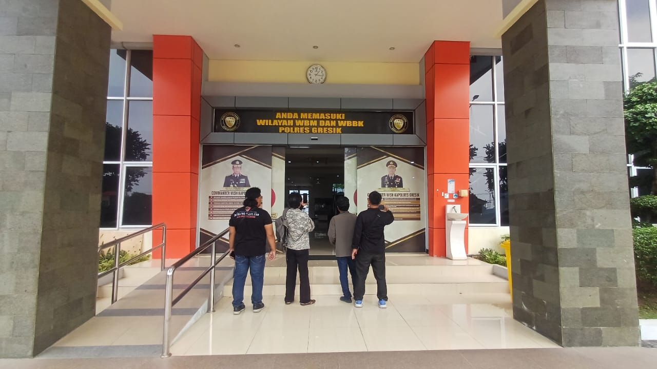 Warga Desa Gadingwatu saat mau menyerahkan petisi di Polres Gresik