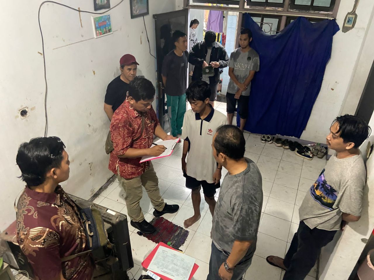 Petugas Kepolisian sedang oleh TKP, disaksikan Sigit sebagai pelaku