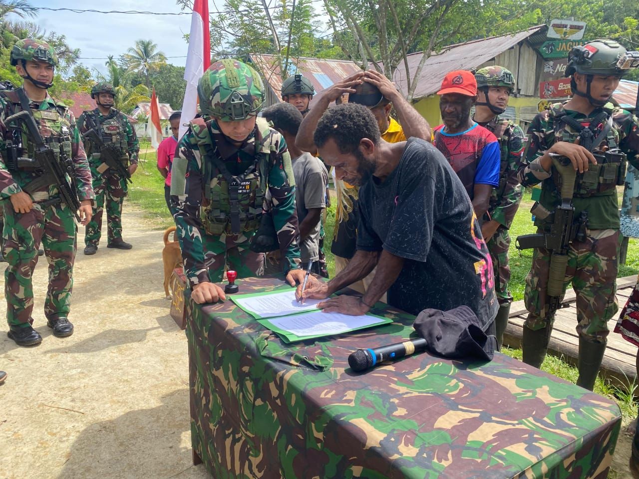 Yeremias Foumair menyerahkan diri ke TNI