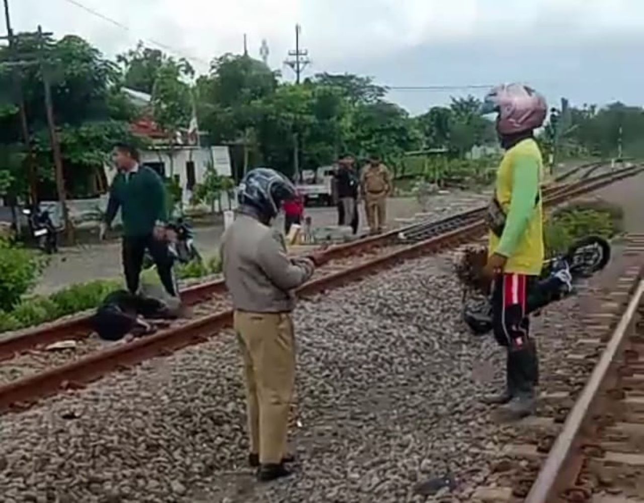 Kereta api menabrak kendaraan di Magetan