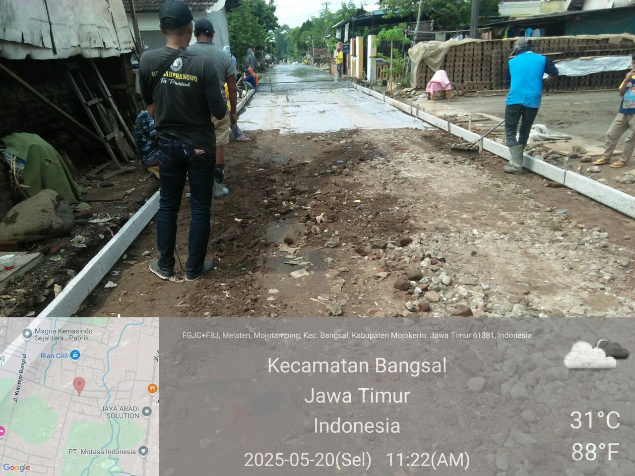 Pekerjaan peningkatan jalan di Desa Mojotamping