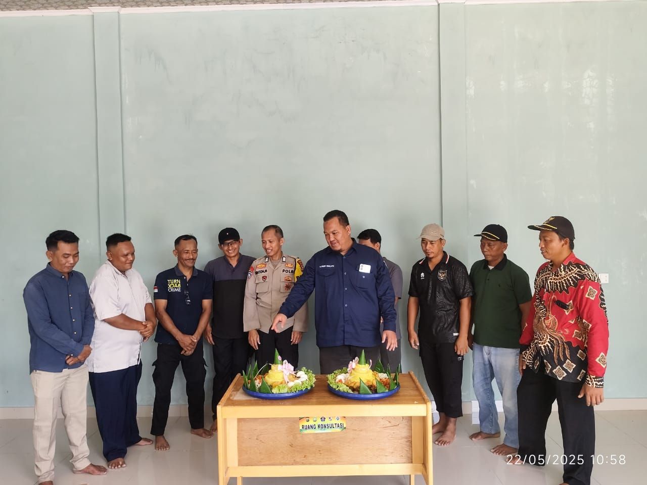 Kades Langkan potong tumpeng dan makan bersama