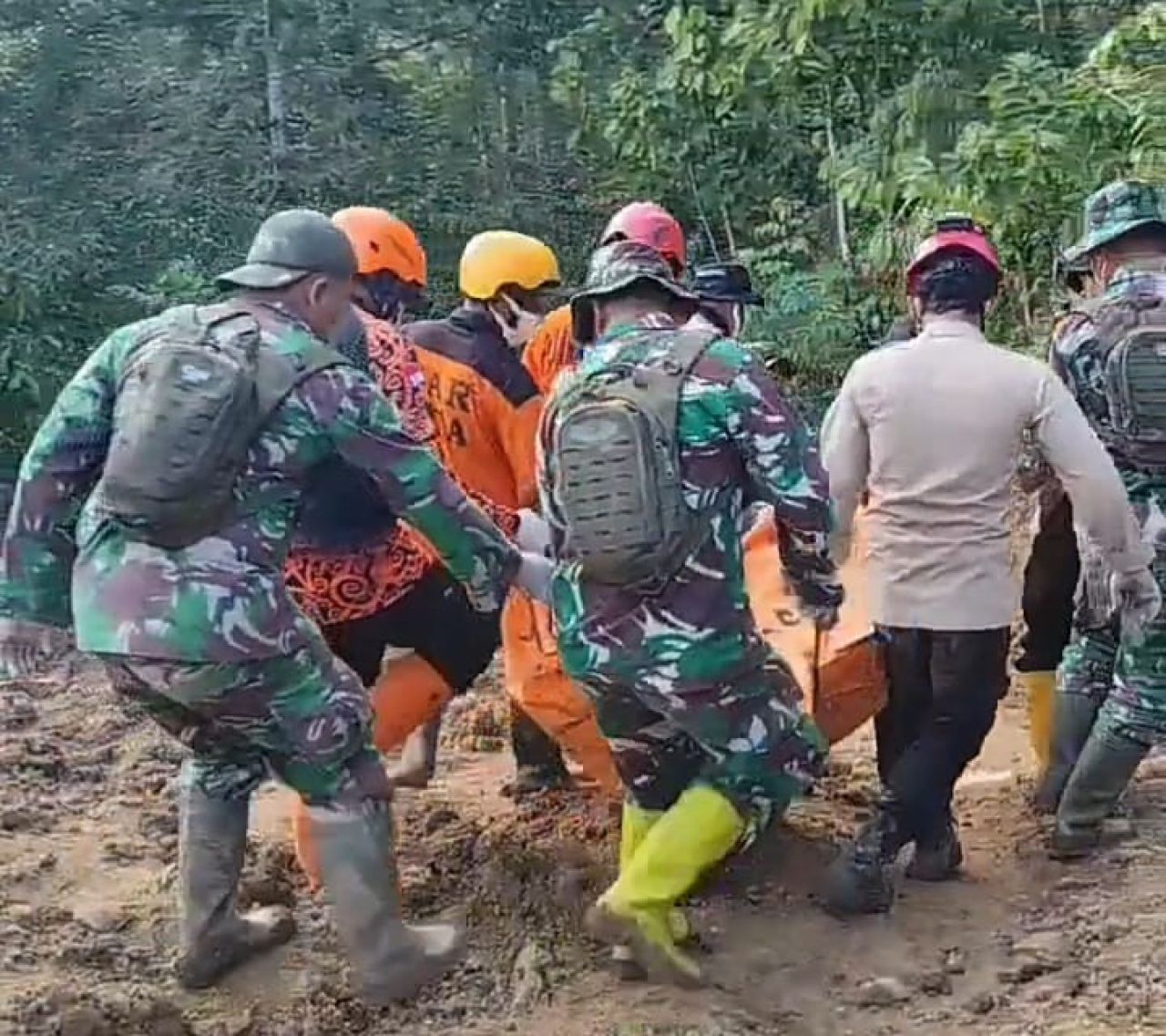 Evakuasi korban longsor di Trenggalek