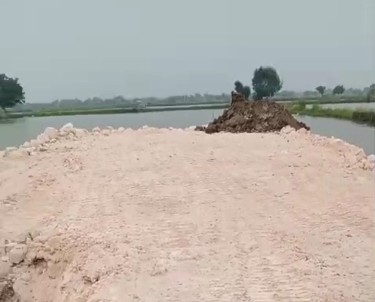Urugan di Desa Semampir