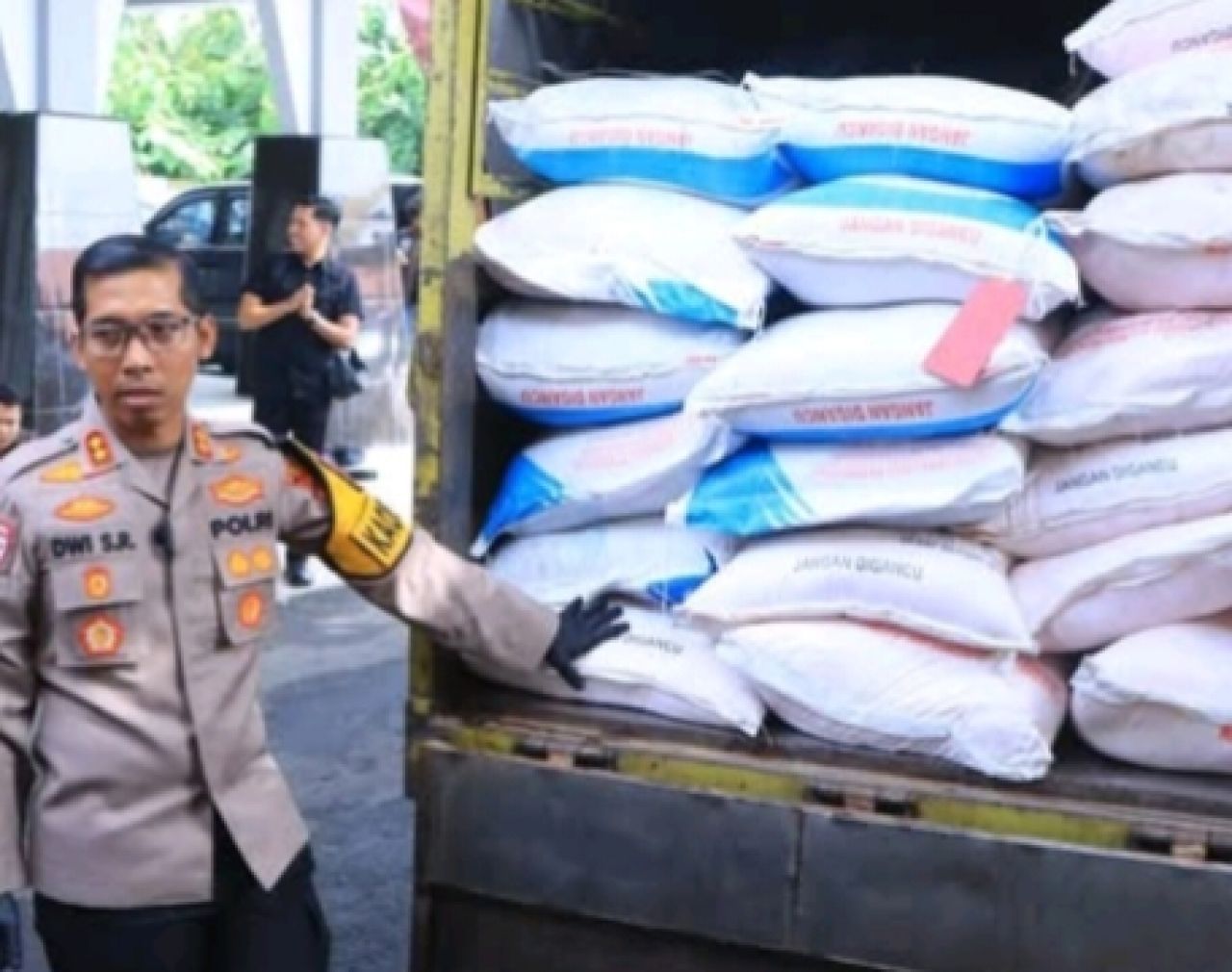 Kapolres Ngawi dan pupuk yang disita dari Darmanto